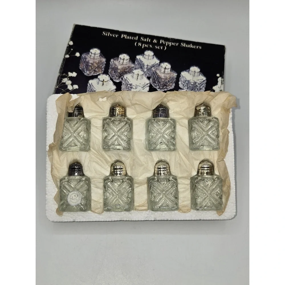 Vintage Set of 8 Silver Plated Glass Salt &‎ Pepper Shakers in Original Box